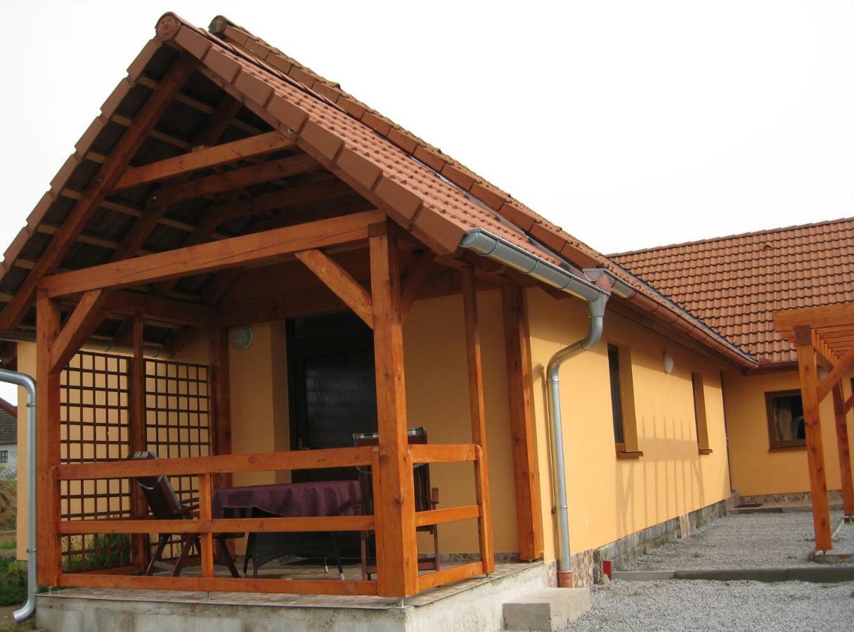 Apartmany Vcelka Hranice u Novych Hradu Экстерьер фото